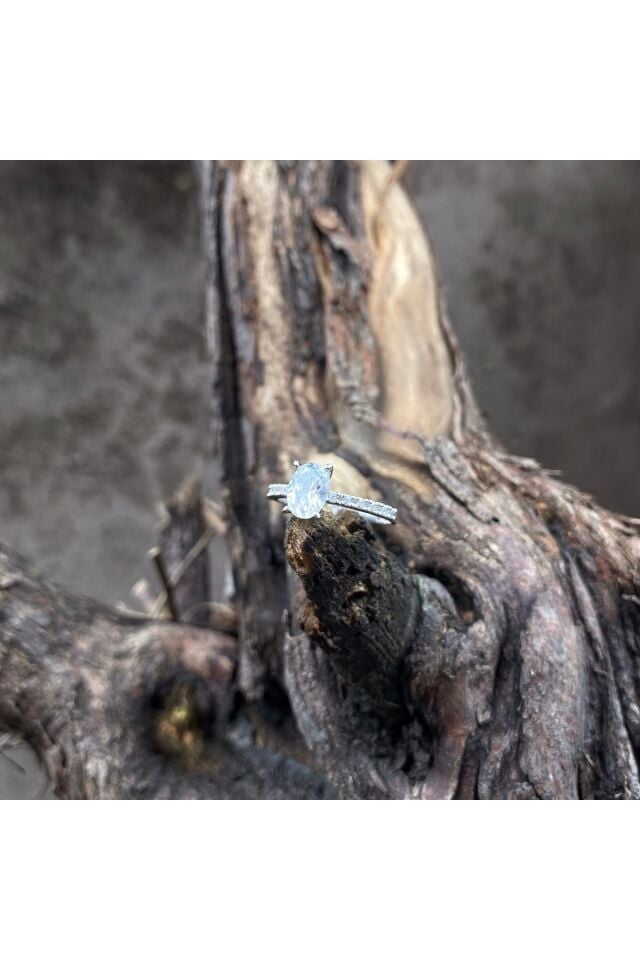 Beyaz altın oval tektaş yüzük