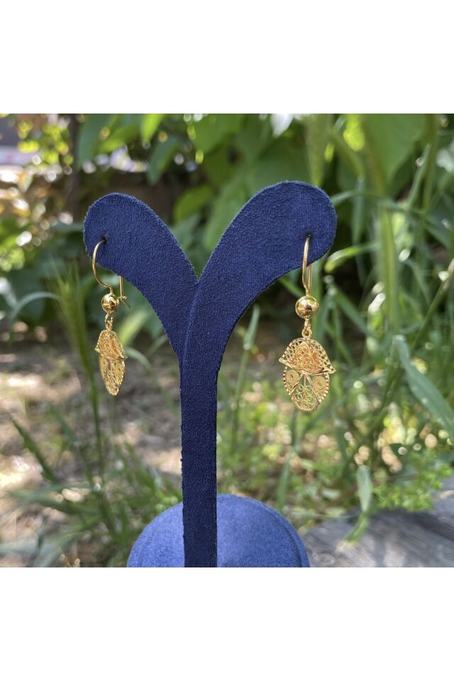 Altın küpe sallantılı