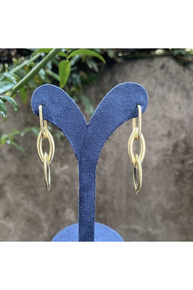 Altın zincir sallantılı küpe