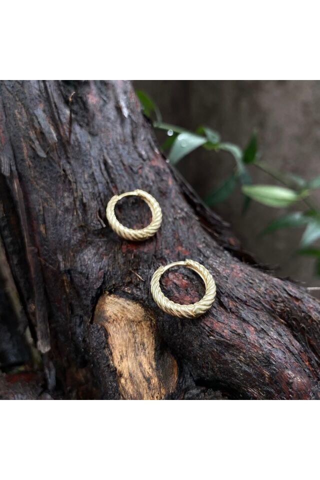 Altın minimal halka küpe